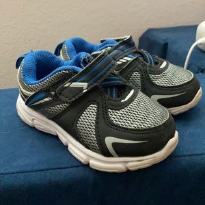 Garanimals toddler boy tennis shoes size 6c